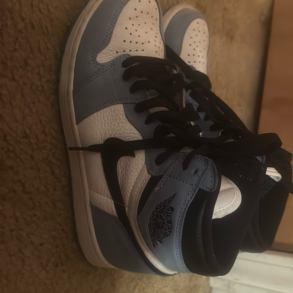 Blue university Jordan’s size 7.5